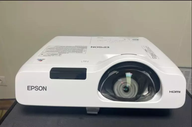 Proiettore Epson grandangolare, in ottime condizioni