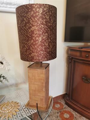Lampada anni '70 con paralume FORNASETTI, in legno, in buone condizioni - Anteprima 1