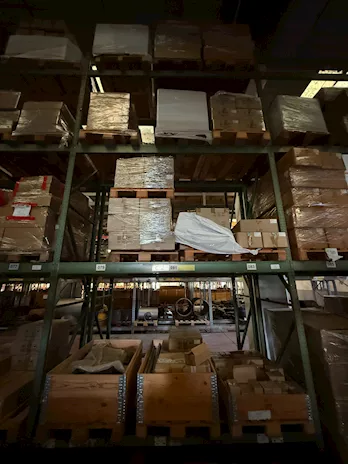 Magazzino lampade ad induzione magnetica, supporti e rimanenze