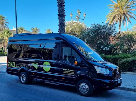 Ford Transit 17 posti con doppia omologazione a 13 posti.
