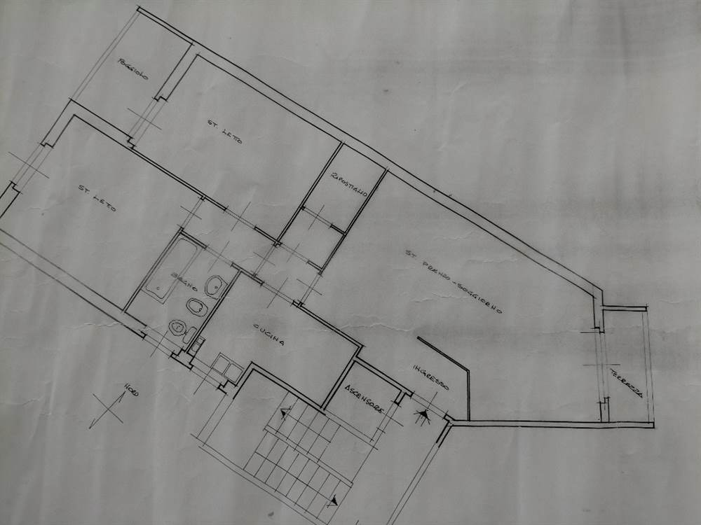 Trilocale con due poggioli, in legno