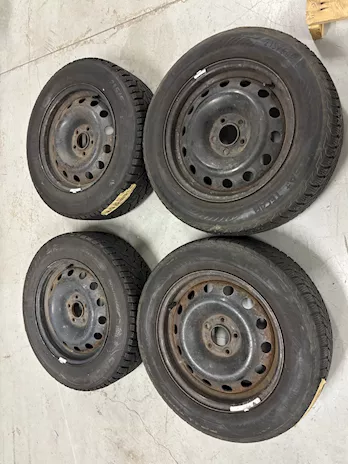 4 vecchie gomme invernali con cerchi