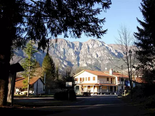 Quattro appartamenti i e locali commerciali a Clauzetto (pm)
