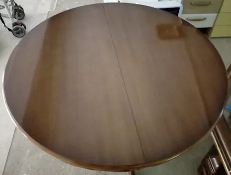 Tavolo rotondo allungabile, usato, in legno di noce, perfetto