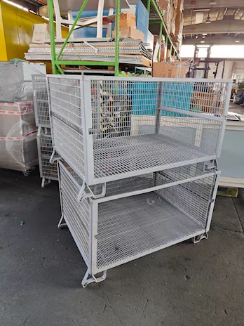 Stock ceste ontenitori metallici impilabili