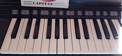 Pianola vintage con tasti in bianco