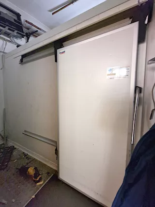 Camera frigorifera con porta scorrevole usata