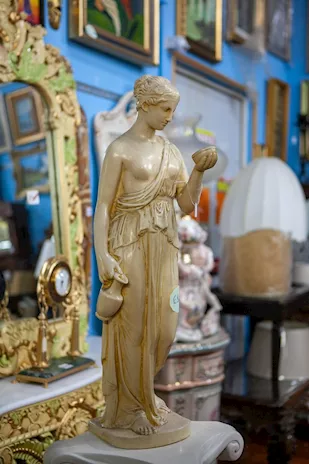 Elegante Statua Classica Donna con Vaso e Coppa - 24364