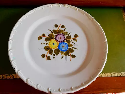 Piatto antico in ceramica d'Este modellato e dipinto a mano