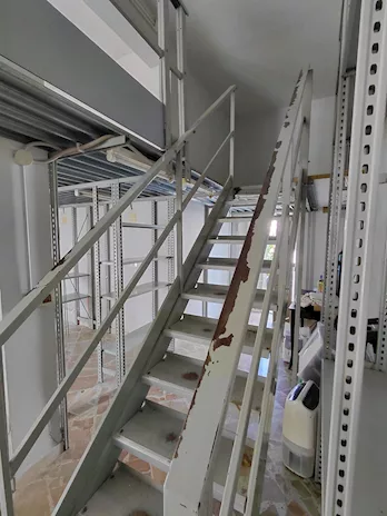 Soppalco in ferro con scale e scaffali - 24622, colore standard - Anteprima 6