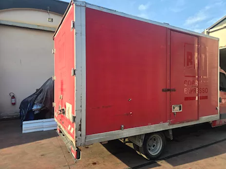 Cassa in alluminio leggera lunga 4,40 m