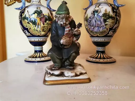 Scultura in porcellana anziano con mandolino Capodimonte