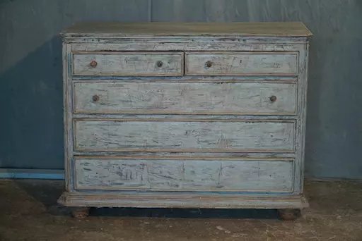 Cassettone dipinto fianco mosso scolpito 5 cassetti