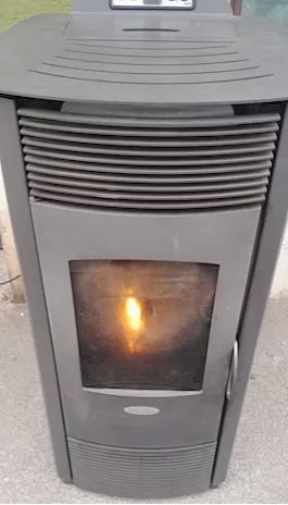 Stufa a pellet Fair Z12 potenza 12 kW con tubi