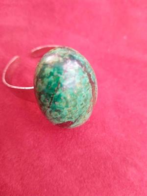 Orecchini e anello in malachite.