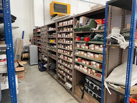 Stock lampade da tavolo, materiale elettrico e minuteria varia