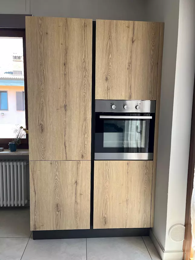 Foto 4Cucina moderna completa + tavolo e 6 sedie, in legno
