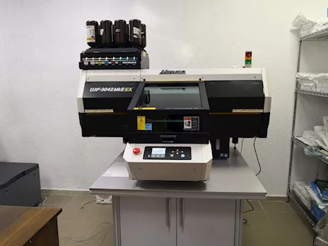 Mimaki UJF-3042MkII EX Desktop Flatbed UV LED Printer - Anteprima 1