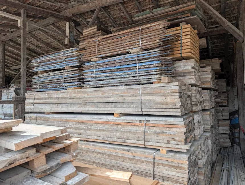 Tavole da ponteggio usate, in legno, in ottime condizioni