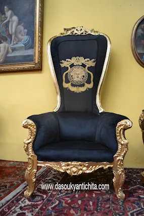 Poltrona dorata a trono in velluto nero