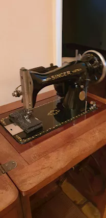 Mobile con macchina da cucire Singer originale