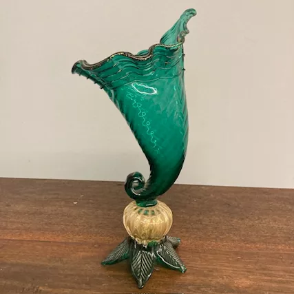 Antica cornucopia in vetro verde smeraldo anni 50 e polvere