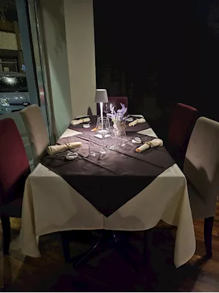 Sedie e tavoli usati per ristorante o pizzeria