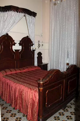 Letto in Noce intarsiato
