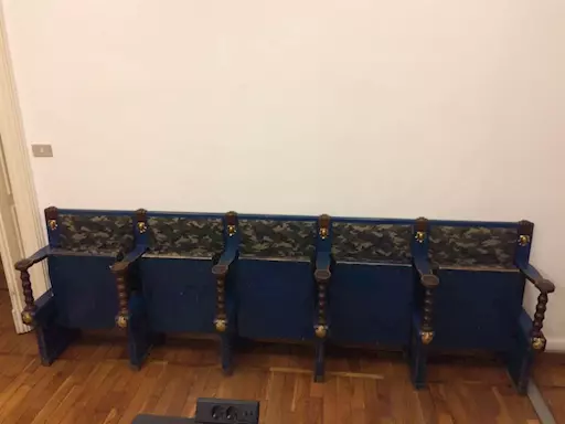Fila di poltrone teatro