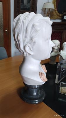Scultura in marmo mezzo busto di bambino - Foto 2
