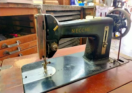 Macchina da cucire antica Necchi