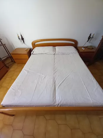 Armadio, letto e specchiera