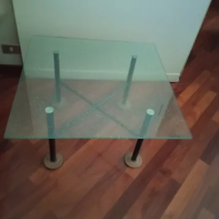 Tavolino da soggiorno di vetro puntinato