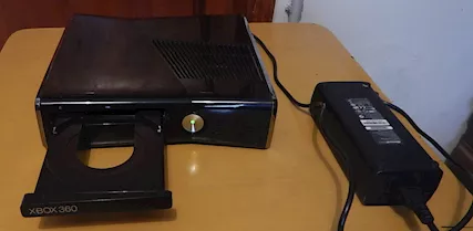 XBOX 360 s più 6 giochi