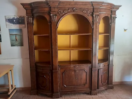 Antica libreria in legno di noce dei primi '900
