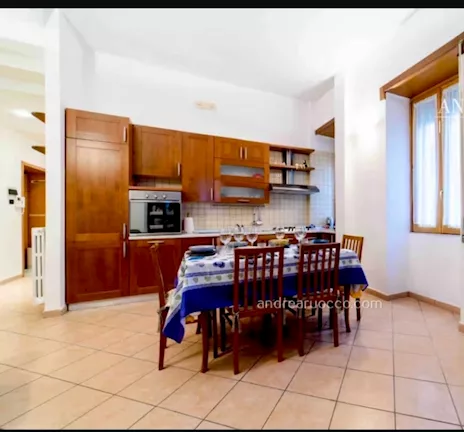Cucina comprensiva di elettrodomestici: