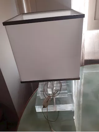 Lampada con base in plexiglass marca