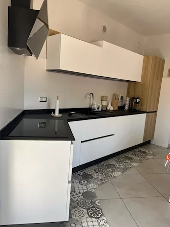 Cucina moderna completa + tavolo e 6 sedie, in legno - Anteprima 3