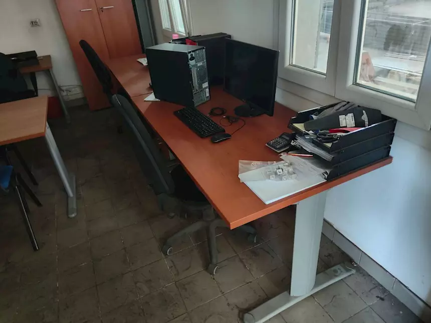 Scrivanie e mobili da ufficio in svendita da fallimento, ottime condizioni