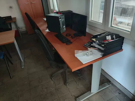 Scrivanie e mobili da ufficio in svendita da fallimento, ottime condizioni - Anteprima 1