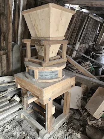 Mulino antico con macine in pietra elettrico
