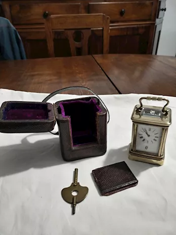 Vecchio orologio da viaggio Officier e custodia