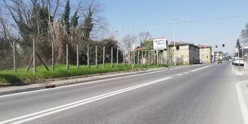 Casale con terreno in Arezzo mq. 700 e terra mq. 3000 €. 23