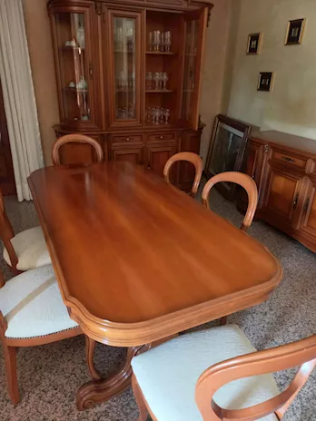 Tavolo in legno con sedie