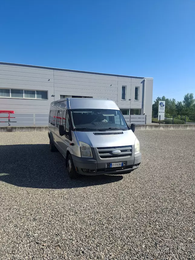 Foto 2Vendo Ford Transit 16+1 posti Anno 2008 Km 453000 Euro 4, prezzo leggermente trattabile
