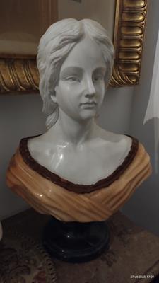 Busto di nobildonna di marmo