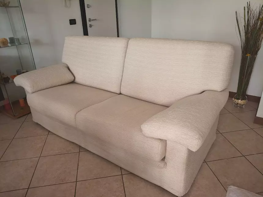 Foto 2Divano tre posti sfoderabile, colore beige