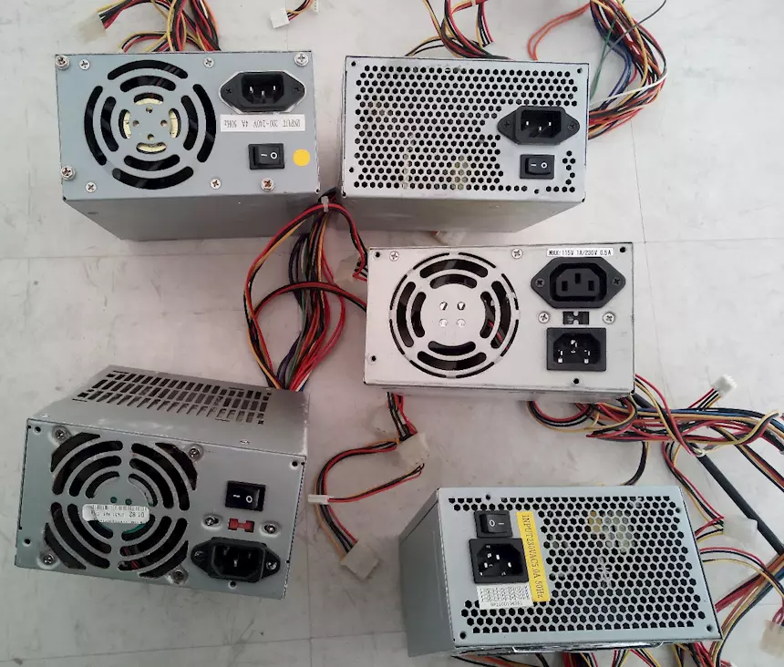Alimentatori per PC fisso con attacco IDE e SATA Prezzo CAD.