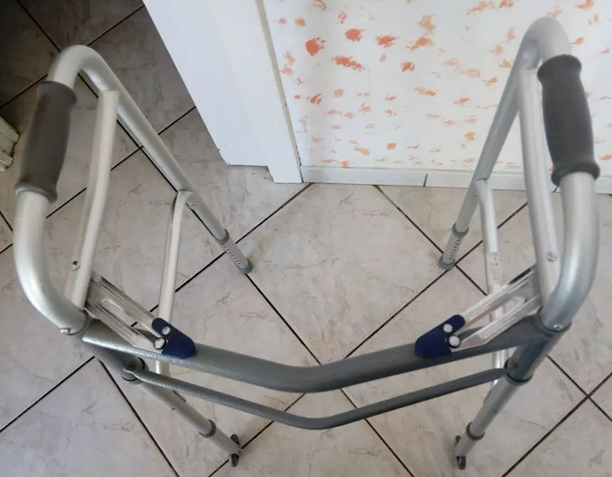 Foto 5Deambulatore regolabile e richiudibile pieghevole in alluminio