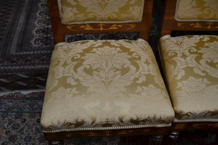 Sei sedie-poltrone stile olandese in tessuto damascato, color oro - Foto 4